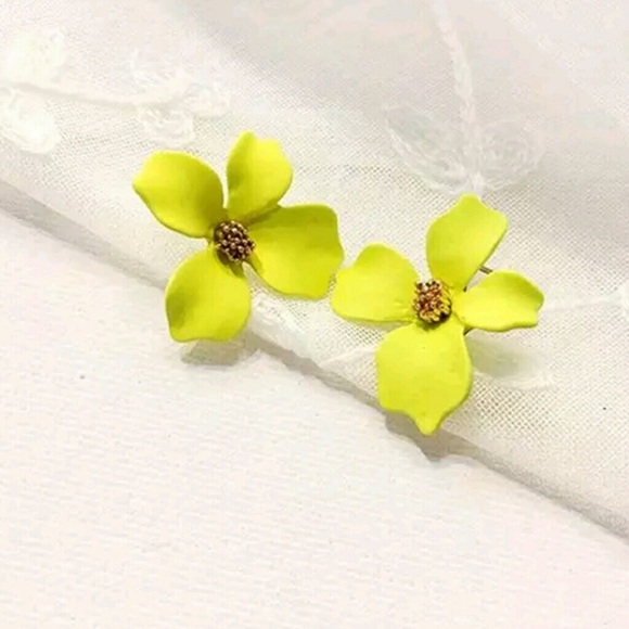 🖤Host Pick🖤 Petal Stud Earrings in Yellow - Picture 4 of 6